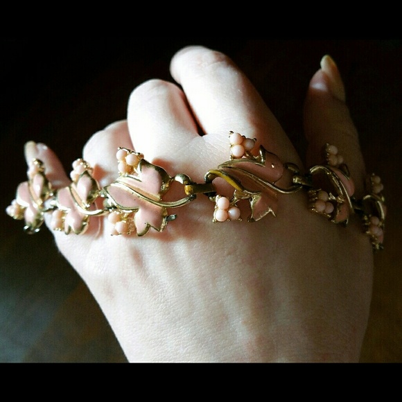 Vintage Coro pink enamel leaf bracelet - Picture 7 of 8